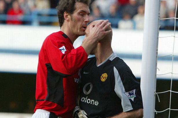 manchester_uniteds_laurent_blanc_kisses_the_head_of_goalkeeper_fabien_barthez-683607.jpg
