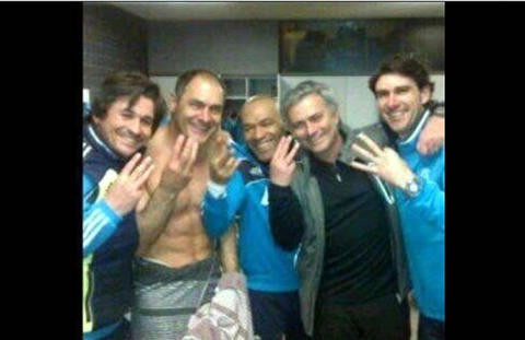 mourinho-y-sus-ayudantes-festejaron-la-victoria-en-el-camp-nou_480_311.jpg