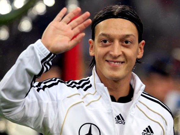 Mesut Özil joins Arsenal