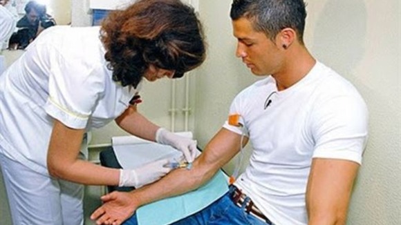 Роналду пожертвовал кровь для потерпевших в крушении поезда в Испании (ФОТО)